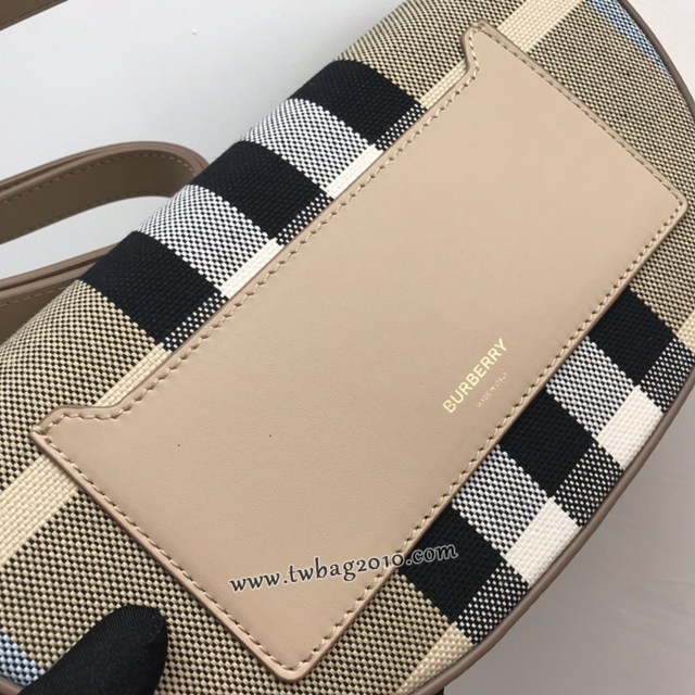 Burberry專門店新款時裝秀款弧形肩背包 巴寶莉格紋棉質帆布女士單肩斜挎包 yxb1149